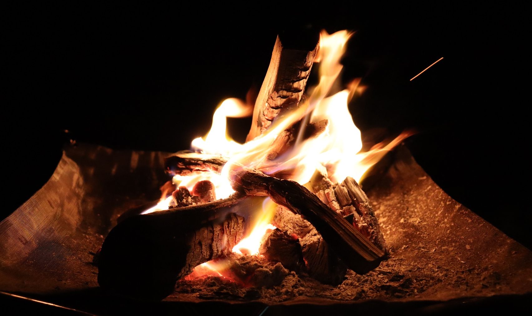 とにかく火おこし 薪でやってみた編 – 焚火を楽しむ大人たちへ Kubell